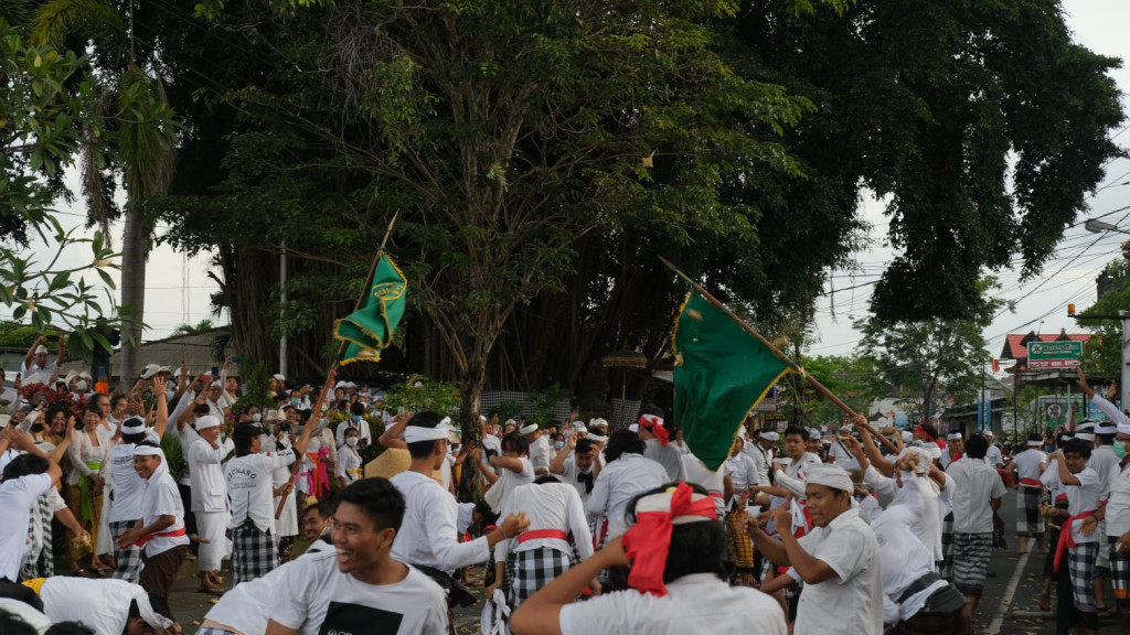 Wujud Ungkapan Rasa Syukur Krama Desa Adat Padang Luwih Ikuti Mesalaran atau Metimpugan Tipat Bantal